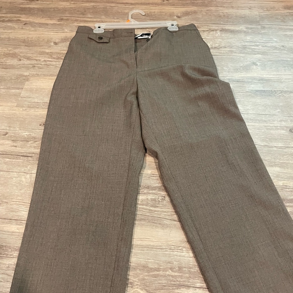 Chic Women's Tan Trousers